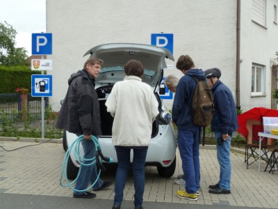 Interessenten begutachten den e-Car